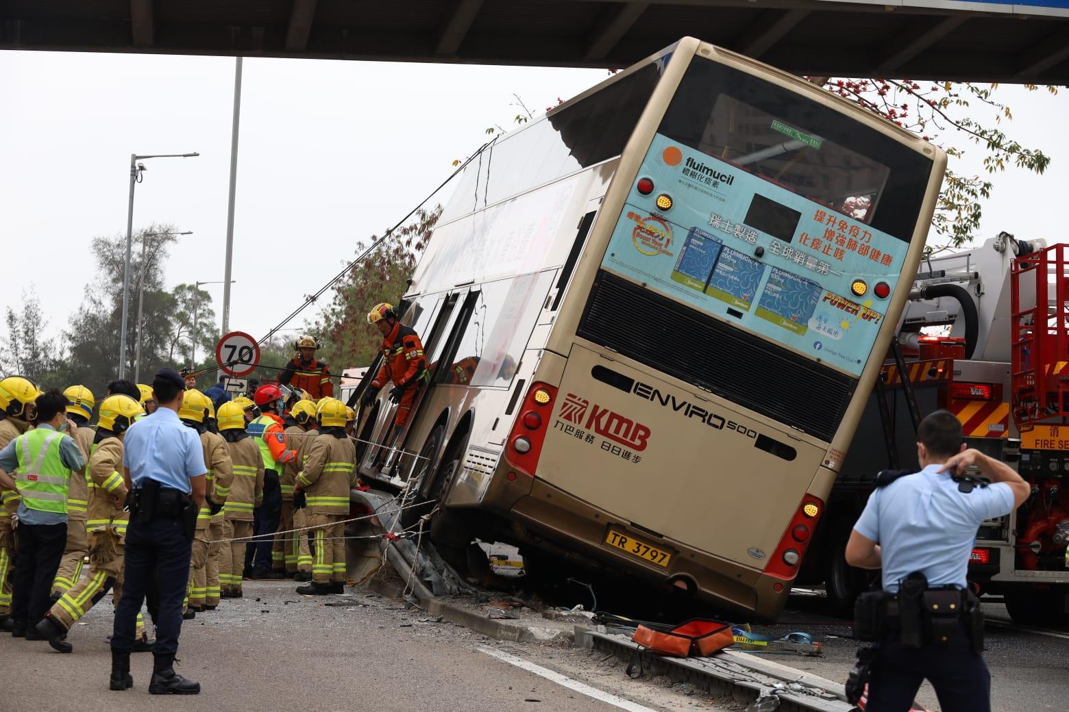 呈祥道巴士撞壆傾側左邊車頭被削 車長一度昏迷至少18人受傷 事發一刻片段曝光 (持續更新)