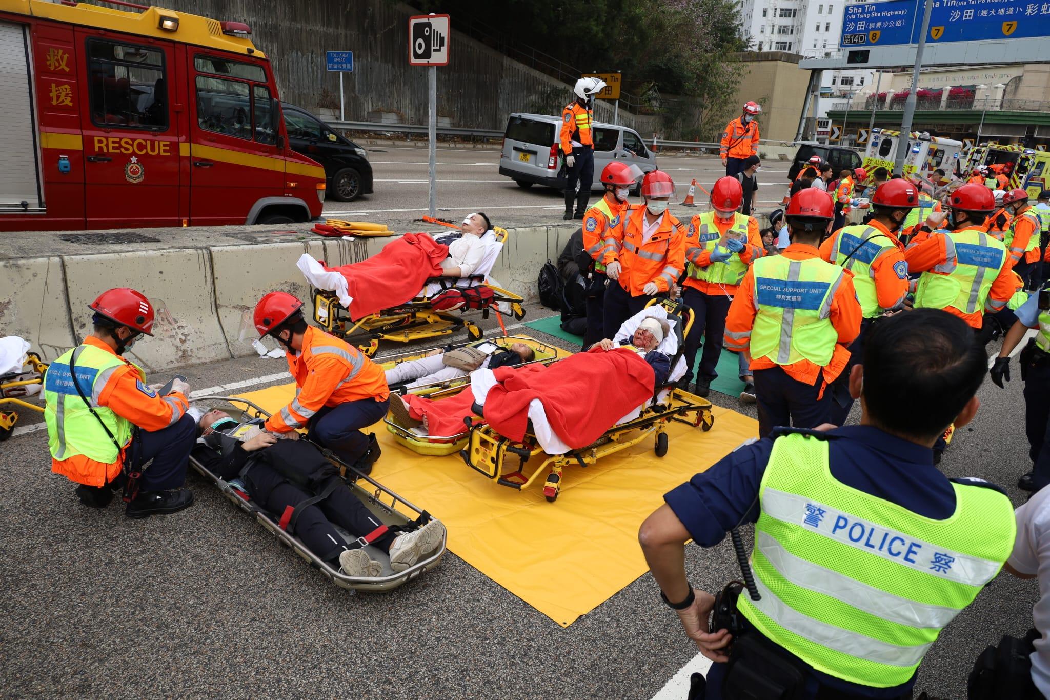 呈祥道巴士撞壆傾側左邊車頭被削 車長一度昏迷至少18人受傷 事發一刻片段曝光 (持續更新)