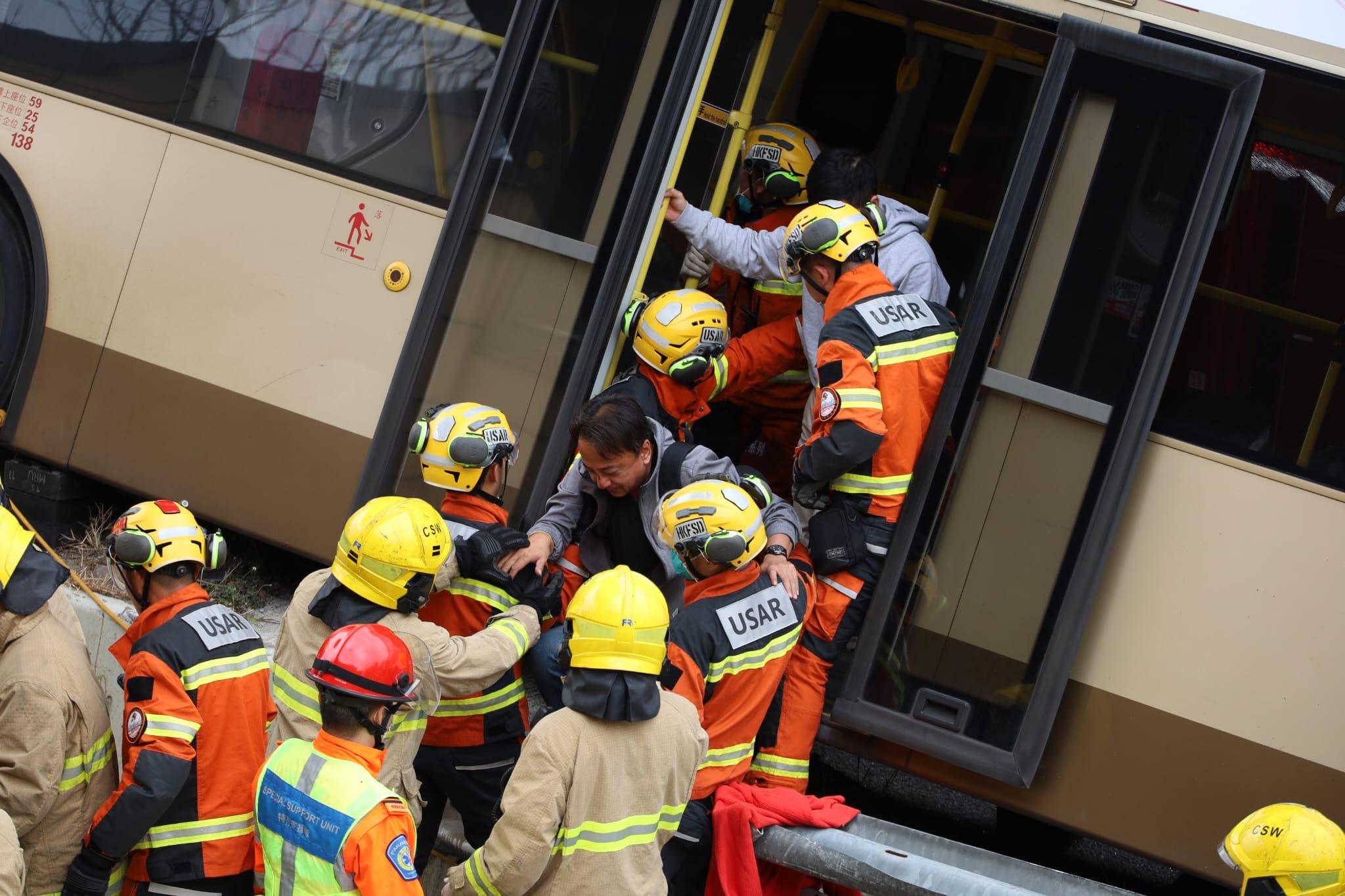 呈祥道巴士撞壆傾側左邊車頭被削 車長一度昏迷至少18人受傷 事發一刻片段曝光 (持續更新)