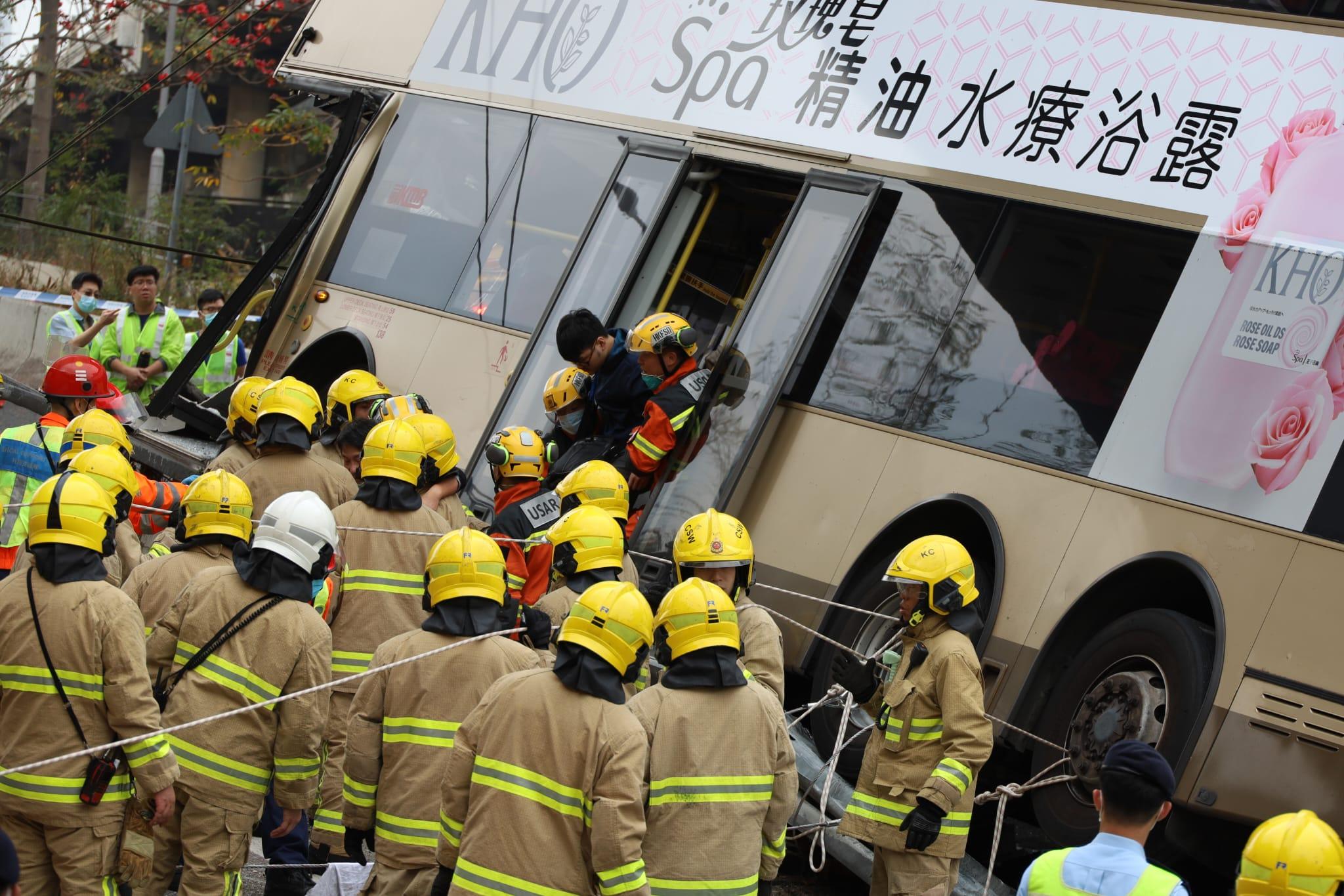 呈祥道巴士撞壆傾側左邊車頭被削 車長一度昏迷至少18人受傷 事發一刻片段曝光 (持續更新)