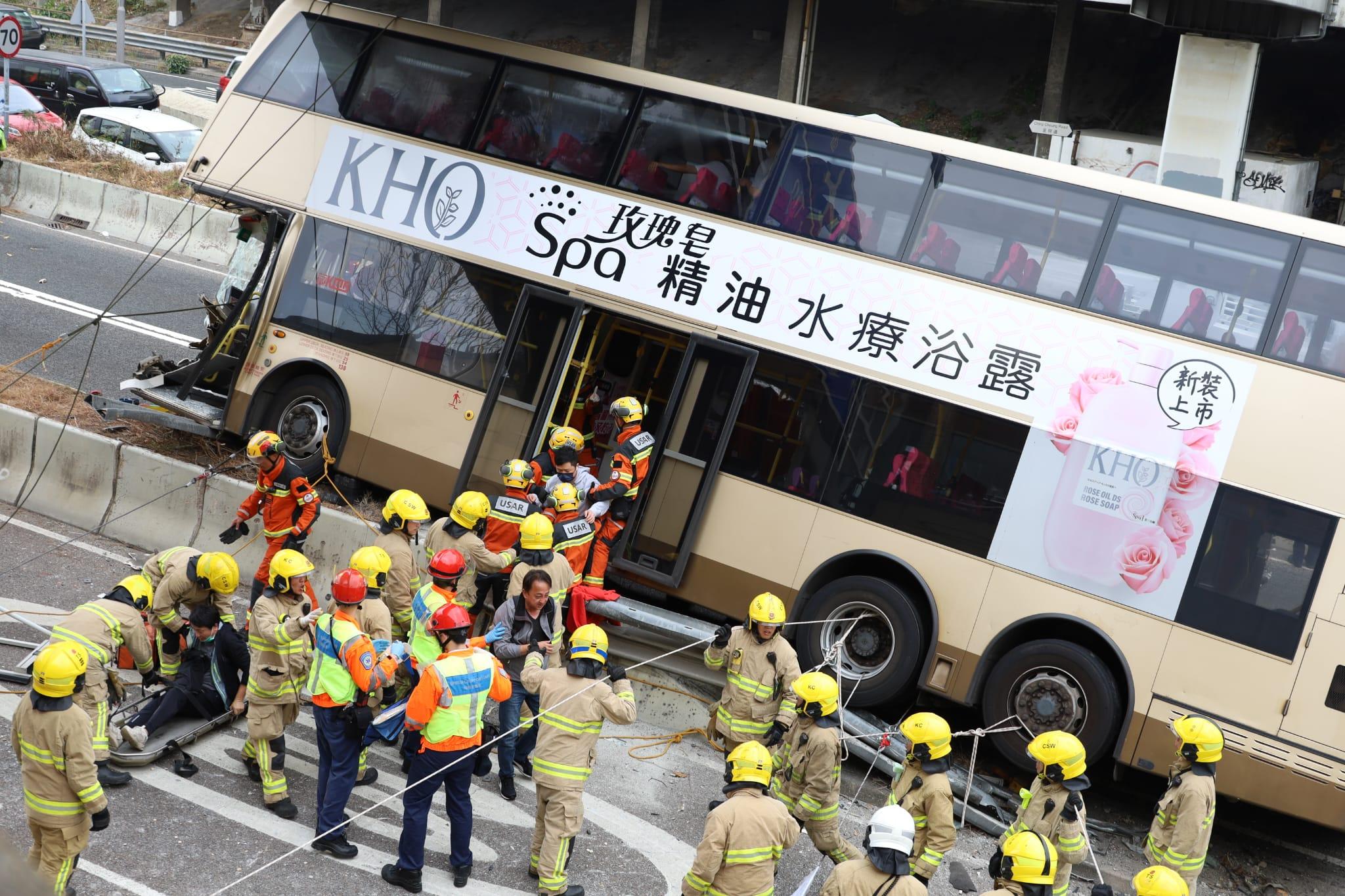 呈祥道巴士撞壆傾側左邊車頭被削 車長一度昏迷至少18人受傷 事發一刻片段曝光 (持續更新)