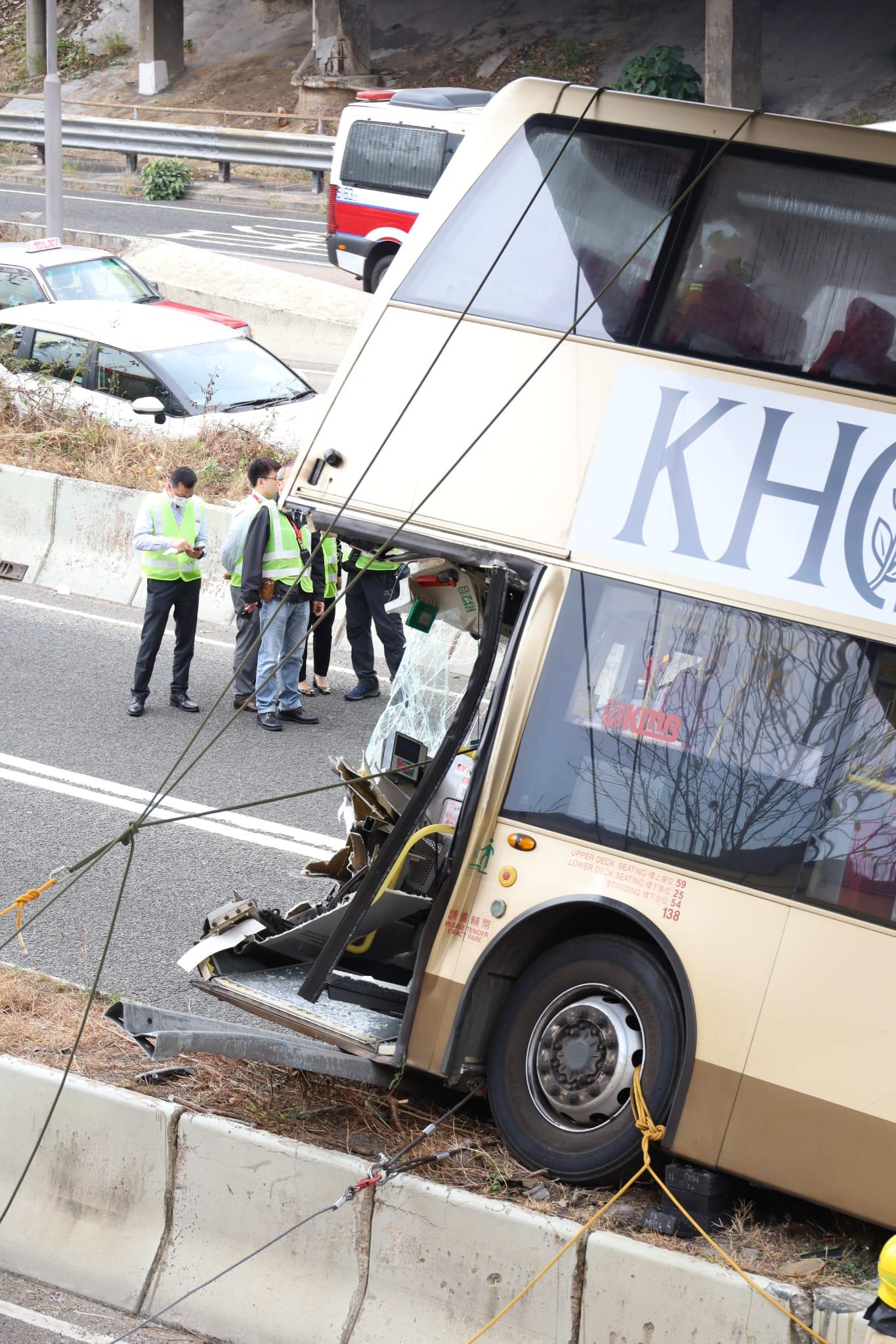 呈祥道巴士撞壆傾側左邊車頭被削 車長一度昏迷至少18人受傷 事發一刻片段曝光 (持續更新)