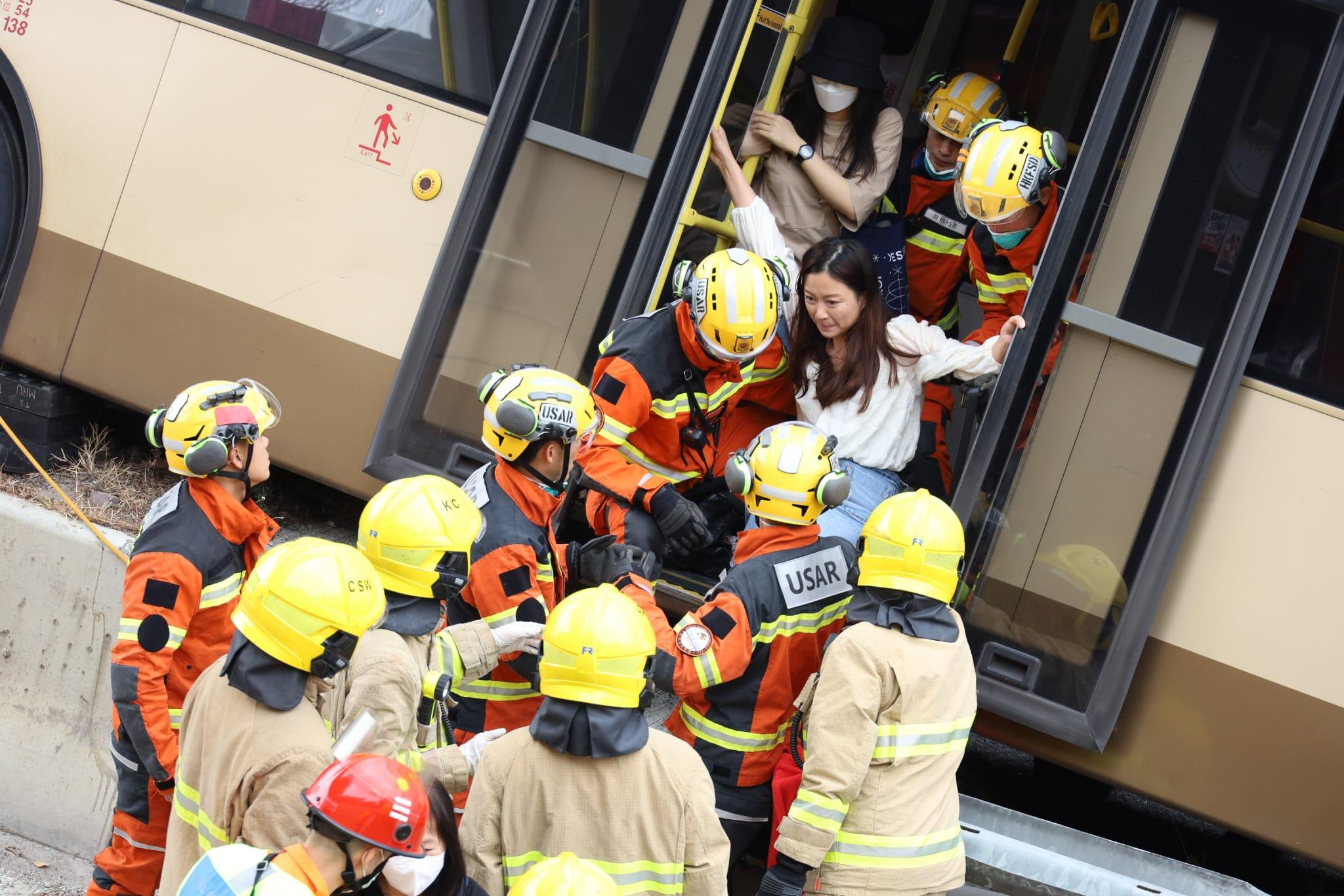 呈祥道巴士撞壆傾側左邊車頭被削 車長一度昏迷至少18人受傷 事發一刻片段曝光 (持續更新)