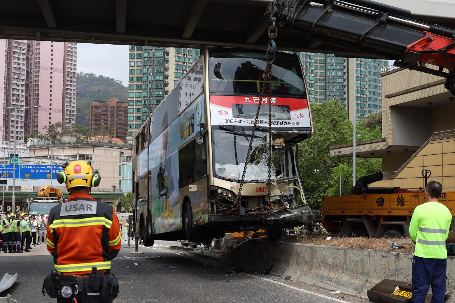 呈祥道巴士撞壆傾側左邊車頭被削 車長一度昏迷至少18人受傷 事發一刻片段曝光 (持續更新)