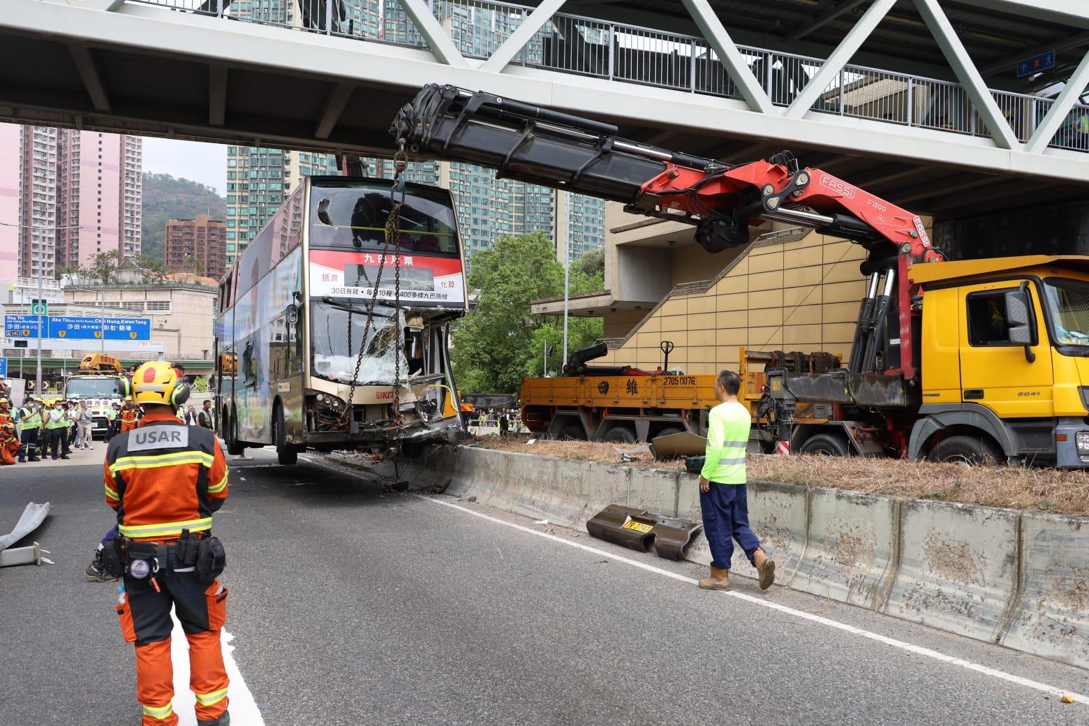 呈祥道巴士撞壆傾側左邊車頭被削 車長一度昏迷至少18人受傷 事發一刻片段曝光 (持續更新)