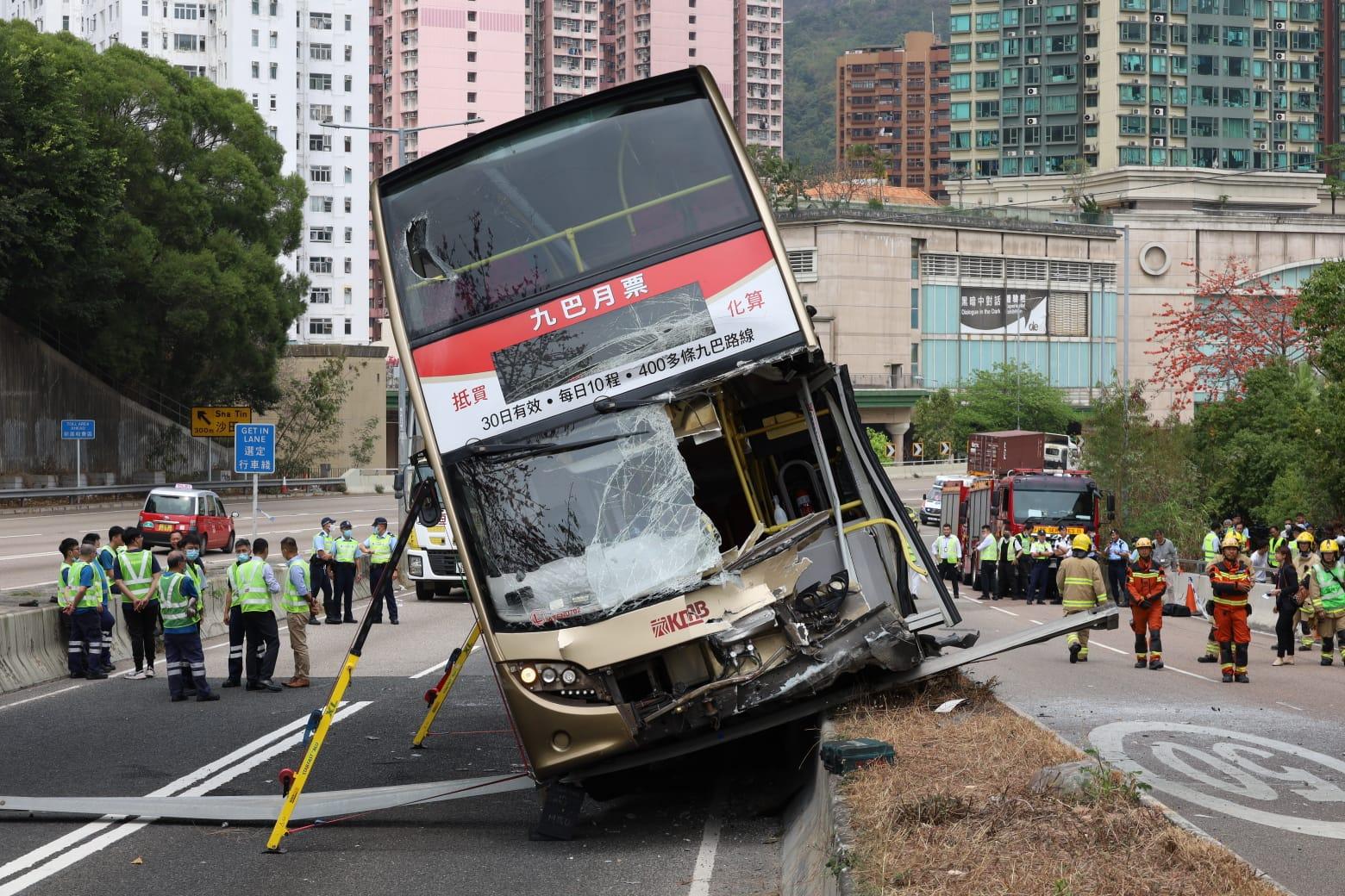 呈祥道巴士撞壆傾側左邊車頭被削 車長一度昏迷至少18人受傷 事發一刻片段曝光 (持續更新)