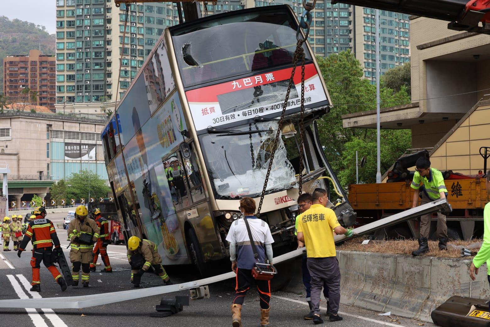 呈祥道巴士撞壆傾側左邊車頭被削 車長一度昏迷至少18人受傷 事發一刻片段曝光 (持續更新)