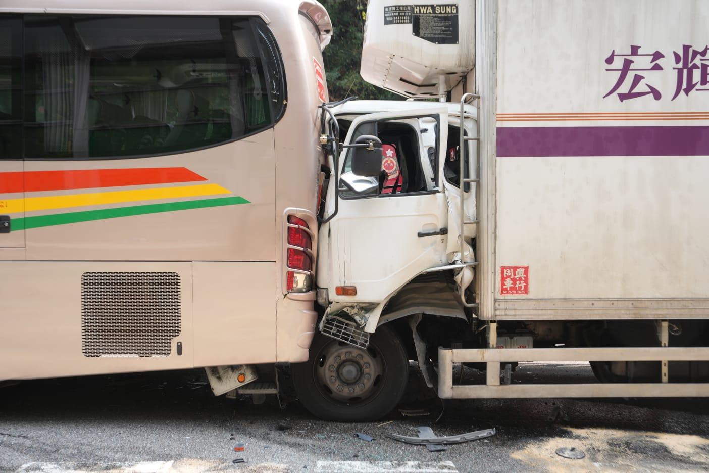 將軍澳隧道四輛旅遊巴與貨車相撞 消防指至少75人受傷 (持續更新)