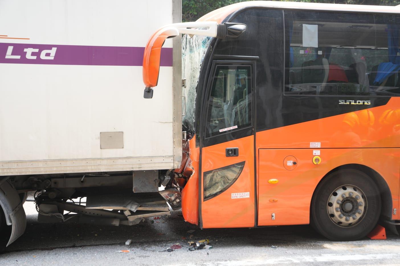 將軍澳隧道四輛旅遊巴與貨車相撞 消防指至少75人受傷 (持續更新)