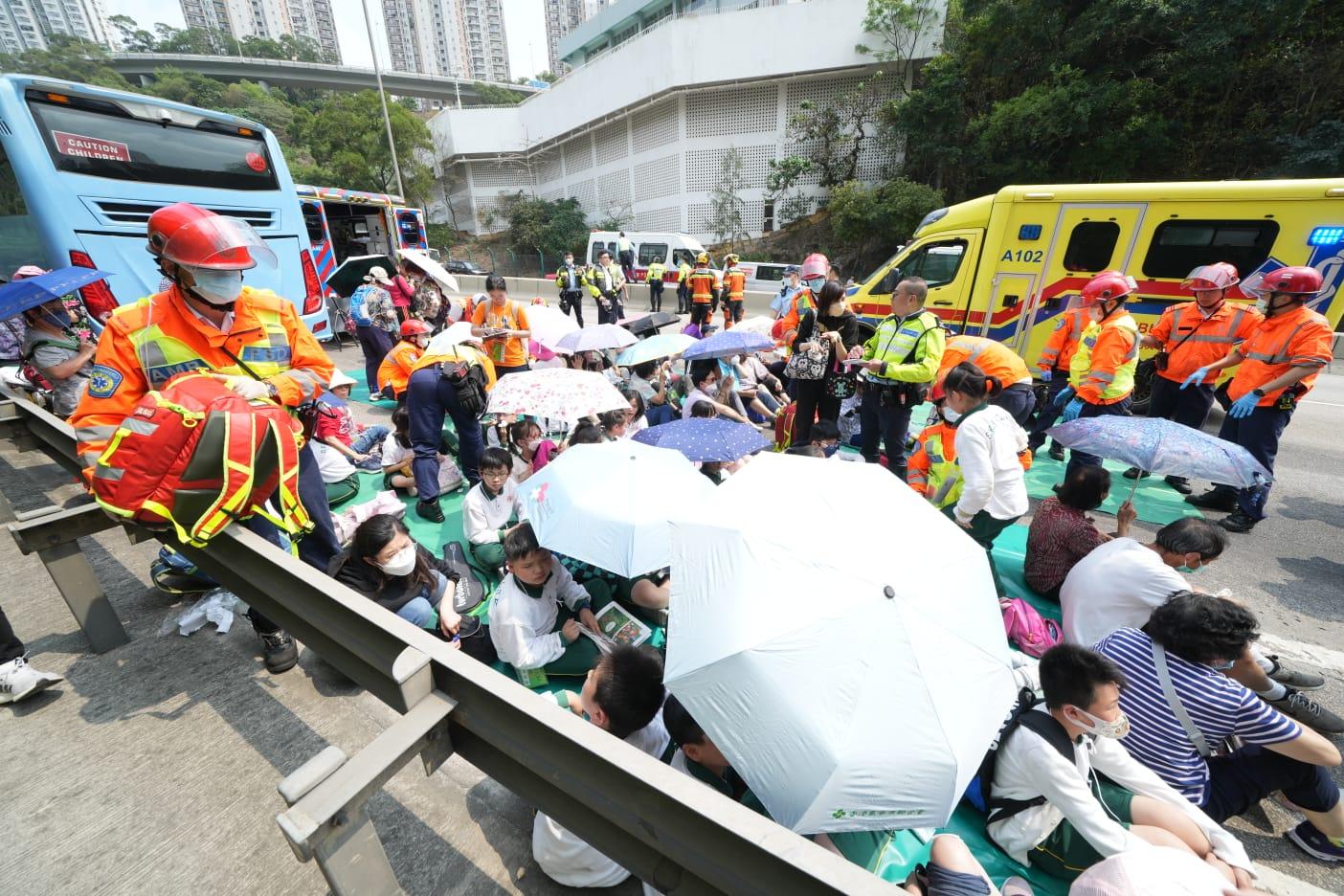 將軍澳隧道四輛旅遊巴與貨車相撞 消防指至少75人受傷 (持續更新)