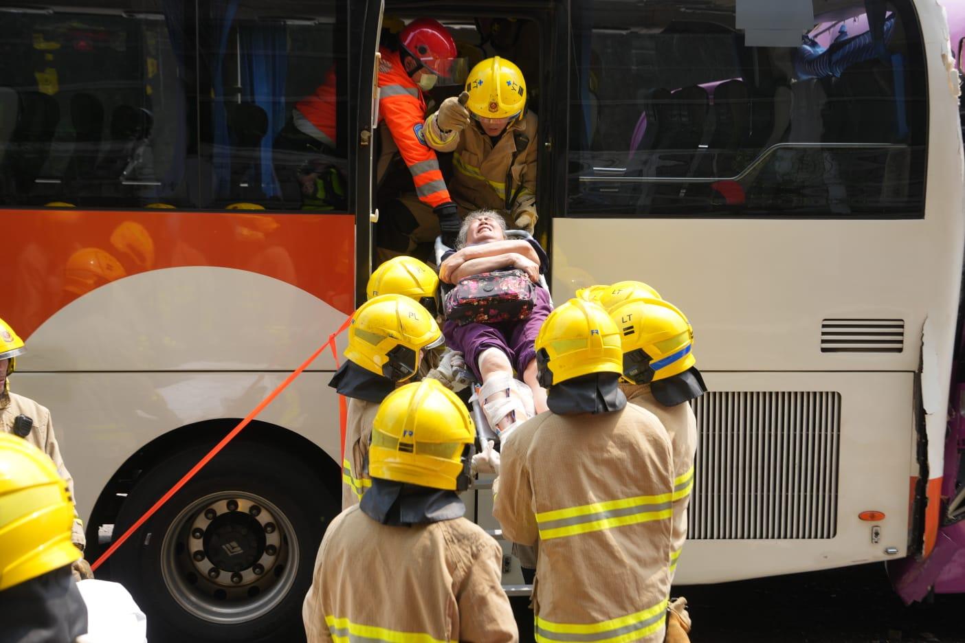 將軍澳隧道四輛旅遊巴與貨車相撞 消防指至少75人受傷 (持續更新)