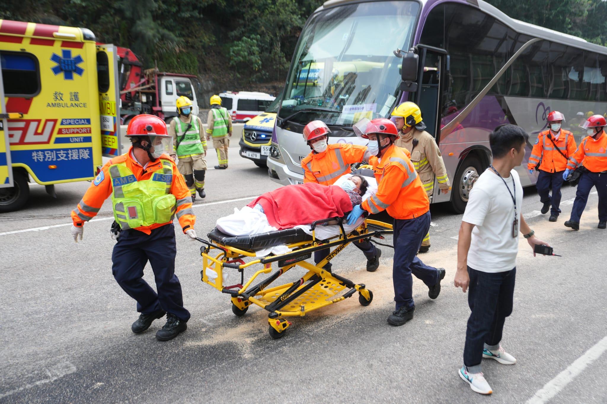 將軍澳隧道四輛旅遊巴與貨車相撞 消防指至少75人受傷 (持續更新)