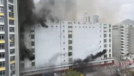 長沙灣發祥街棄置貨倉升為三級火 冒出大量黑煙