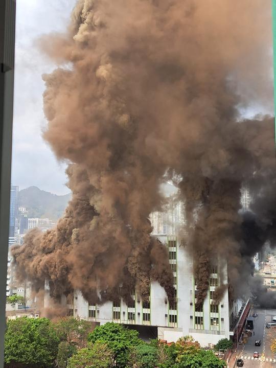 長沙灣發祥街棄置貨倉升為三級火 冒出大量黑煙