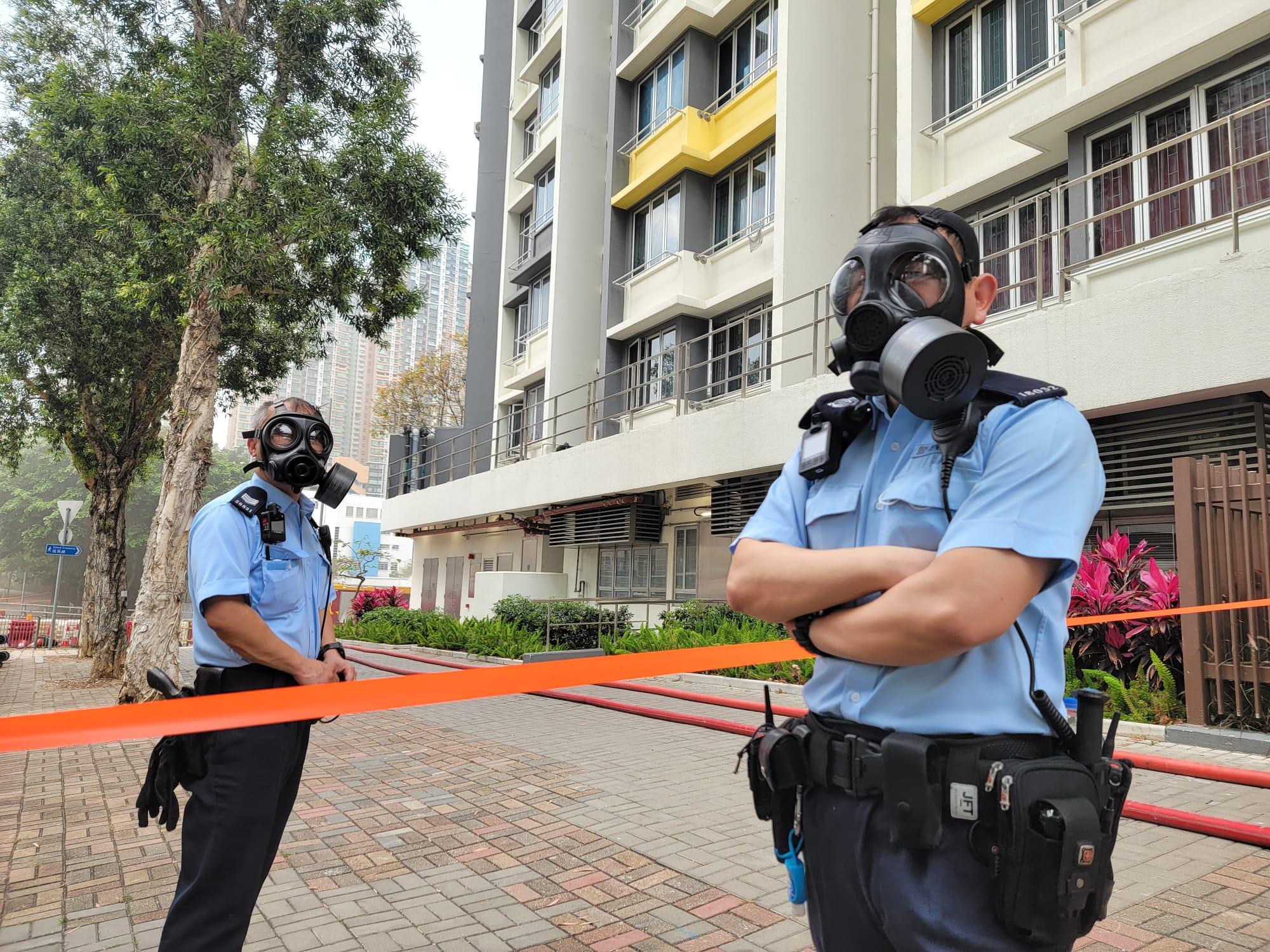 有警員佩戴防毒面具