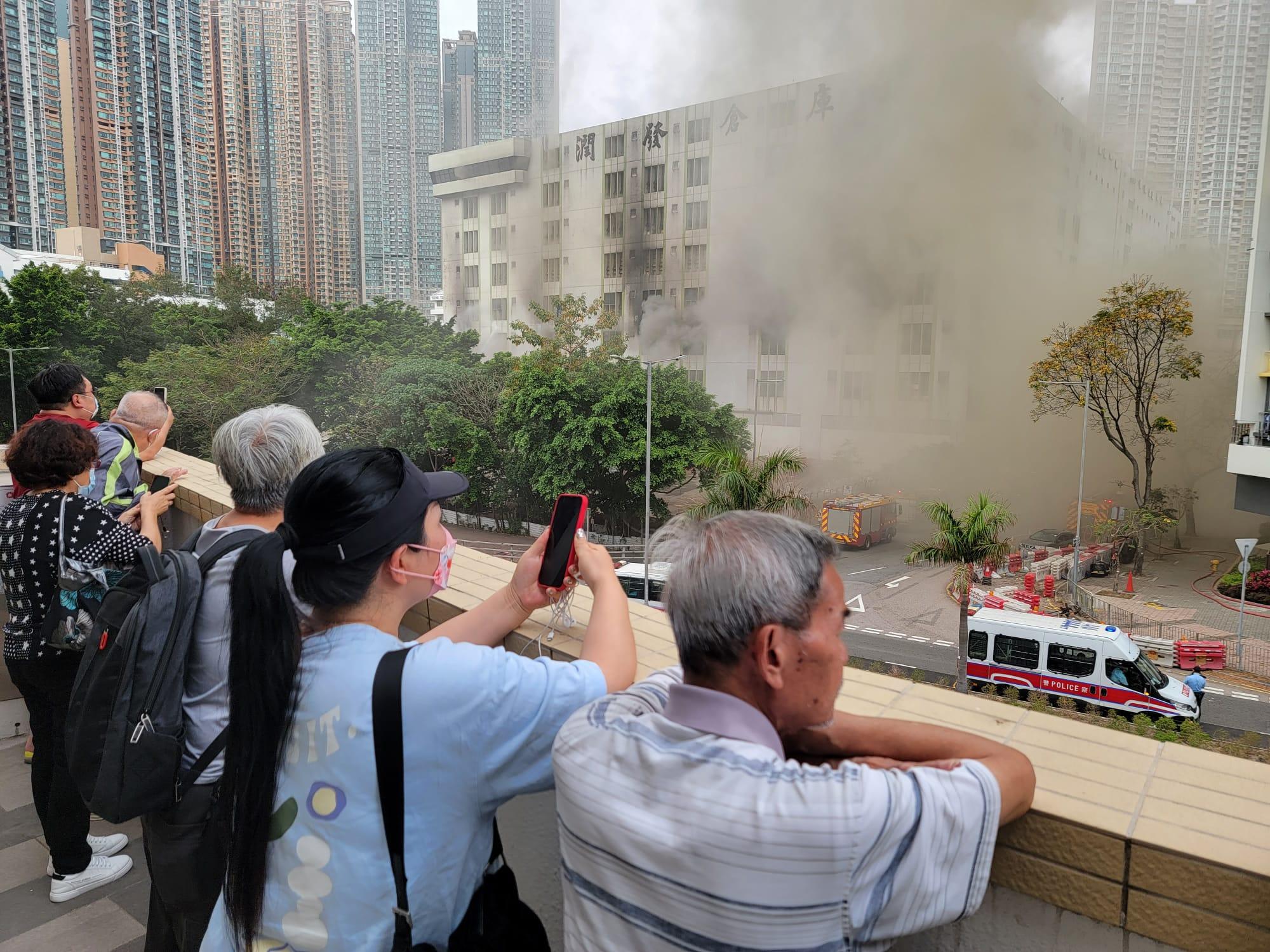 火勢猛烈,多處窗戶均冒出大量黑濃煙,驚動多名途人報警