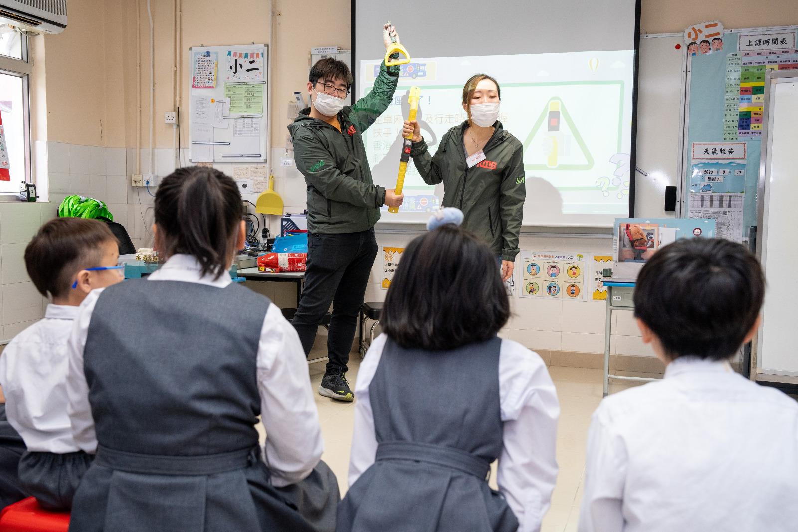 教學以活潑生動的方式示範上車後要緊握扶手。