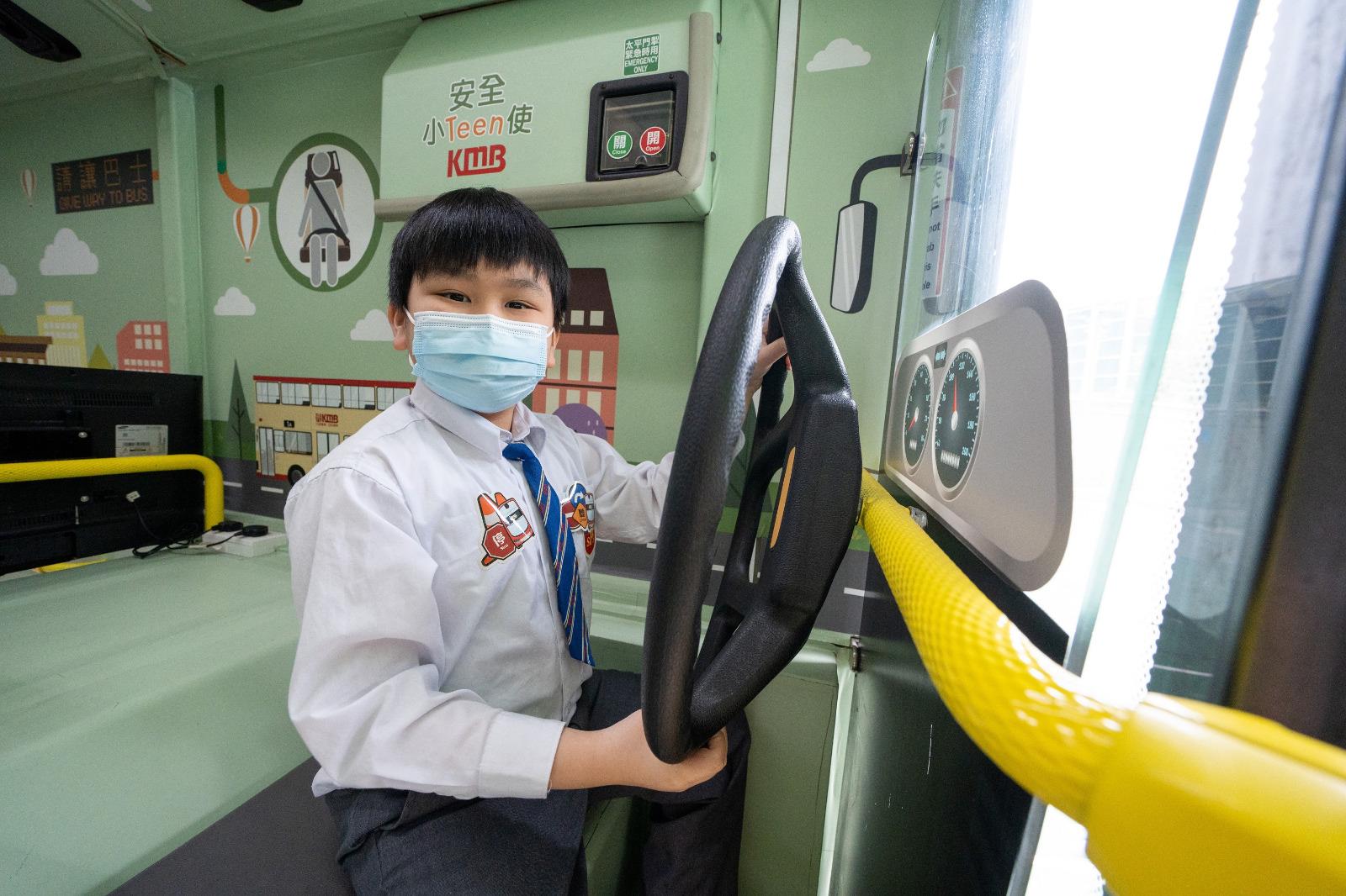 安全巴士的模擬駕駛室成為學生拍照留念的指定位置。