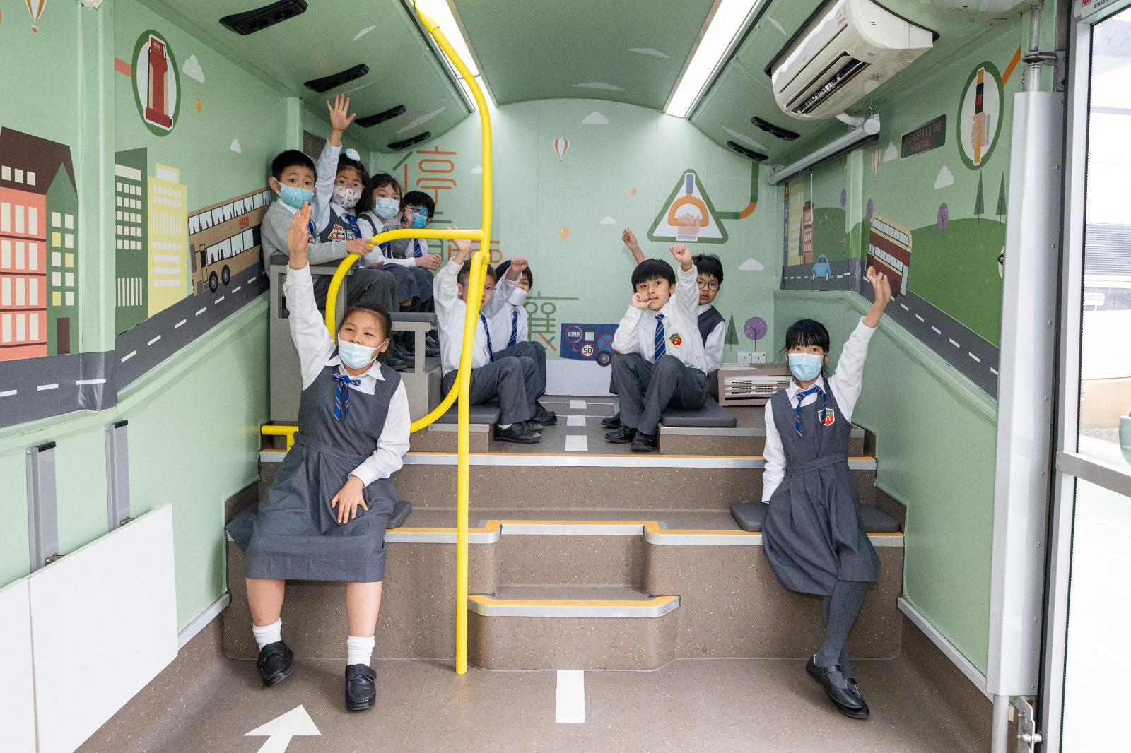 學生登上安全巴士,踴躍回答有關安全的問題。