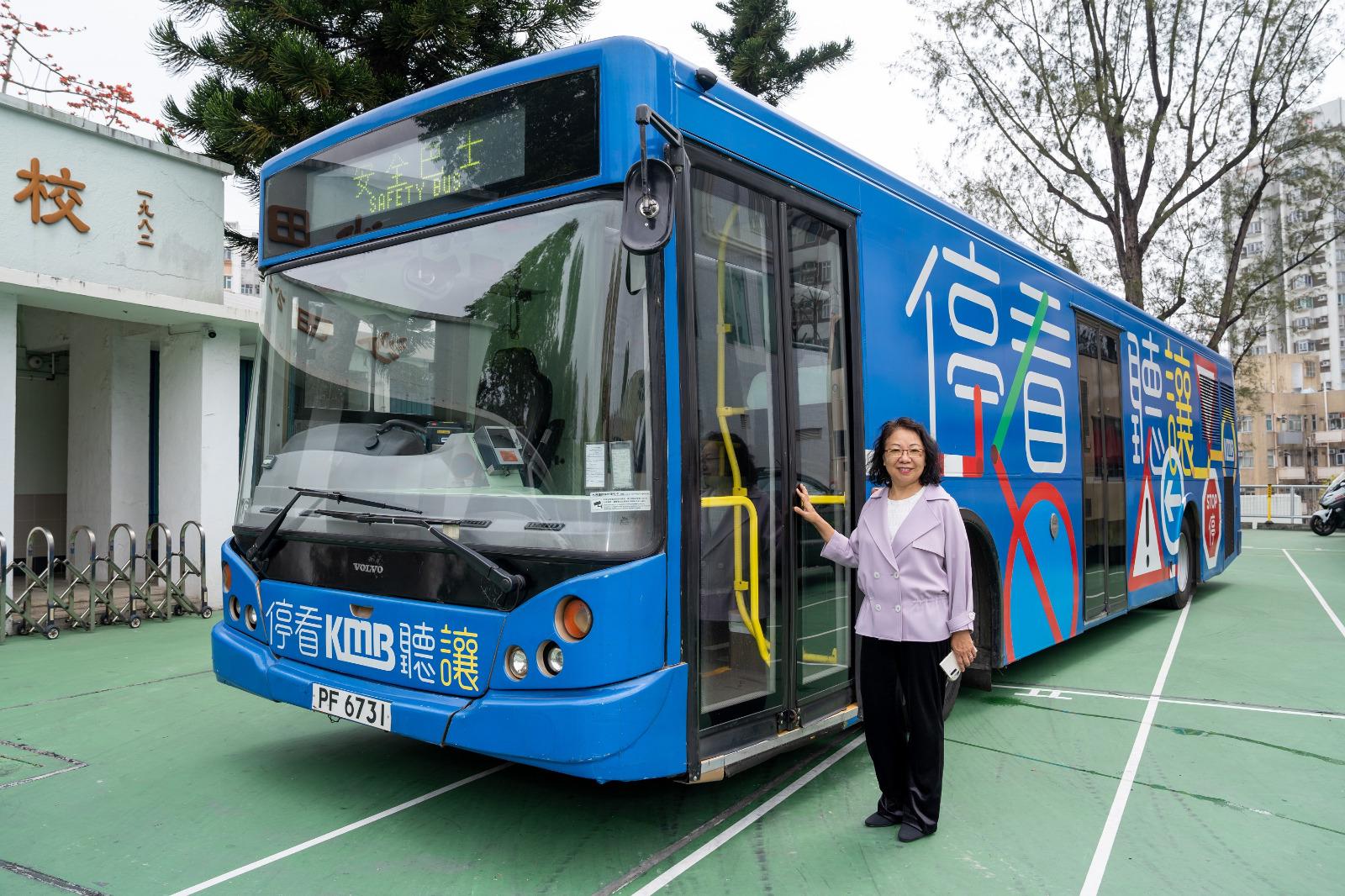 校長吳月娥女士認為,透過直接登上安全巴士,令學生有第一身的感官接觸,學習成效相應提高。