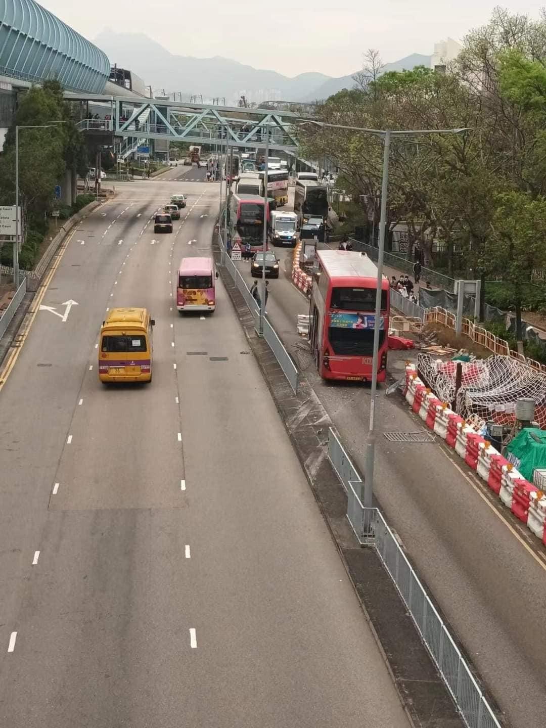 車Cam直擊|天水圍69X巴士疑失控撞穿欄衝過對面線 車長報警求助