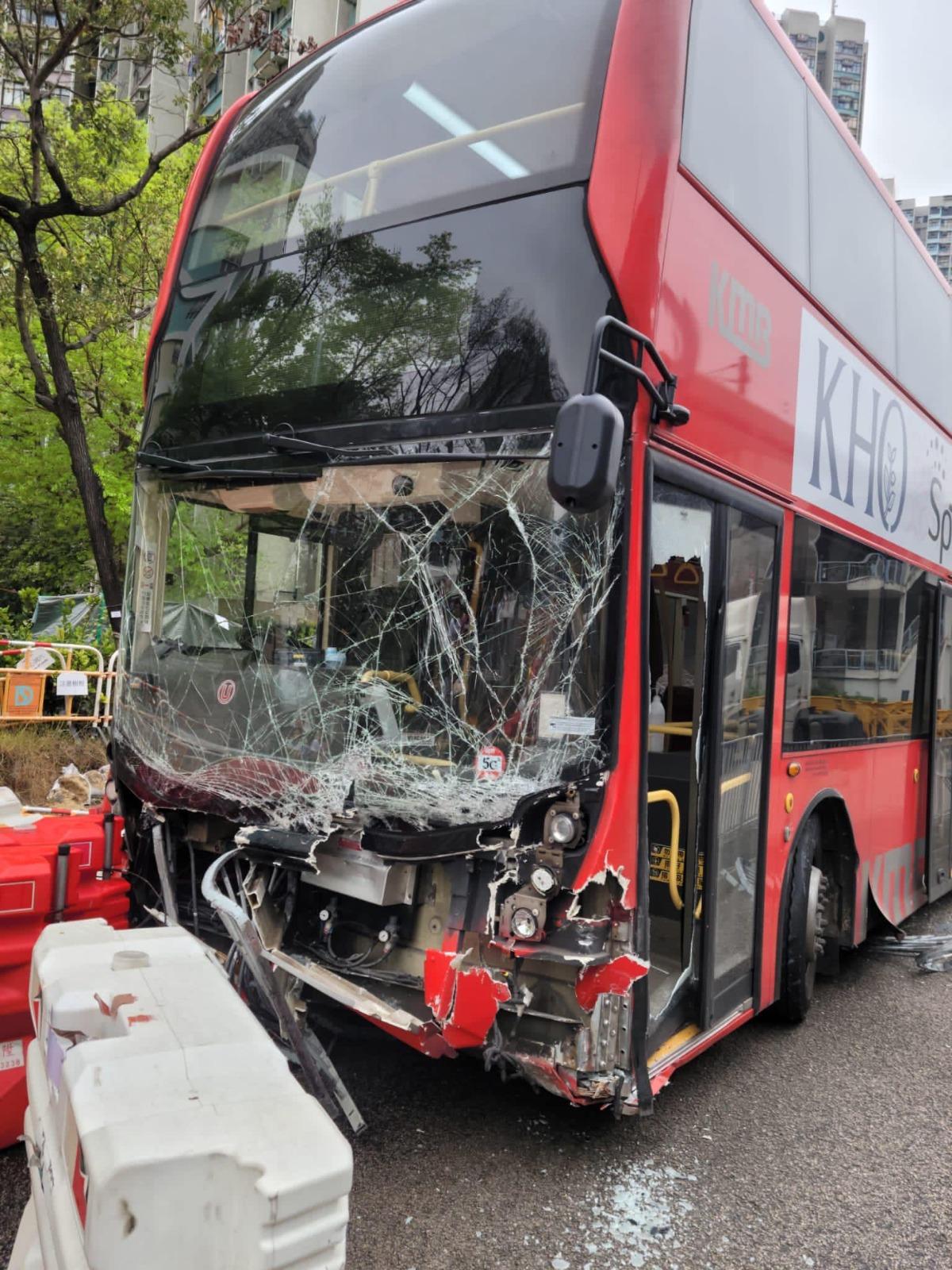 車Cam直擊|天水圍69X巴士疑失控撞穿欄衝過對面線 車長報警求助