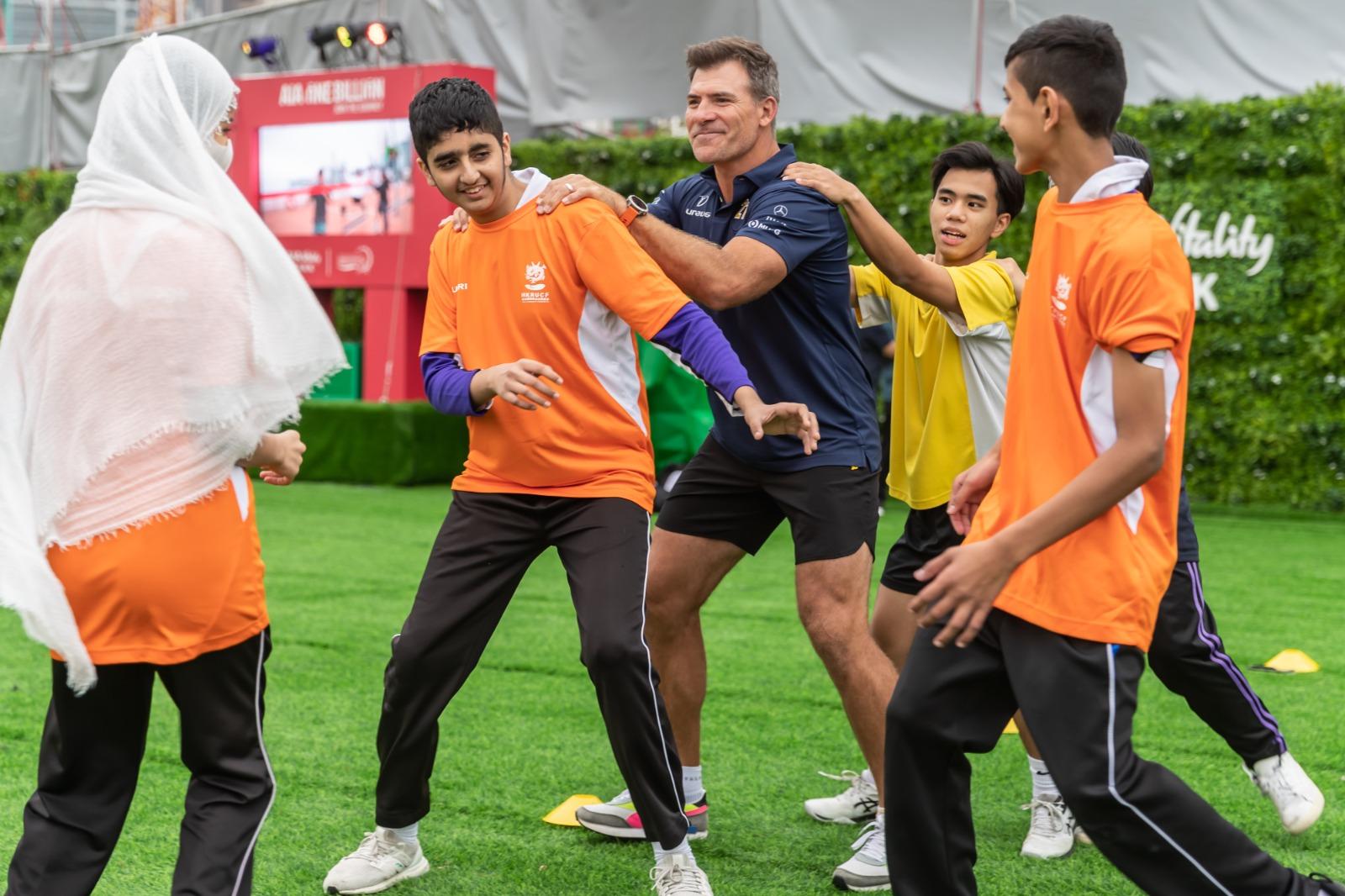 勞倫斯公益體育基金會大使Schalk Brits 與學生一起玩遊戲。