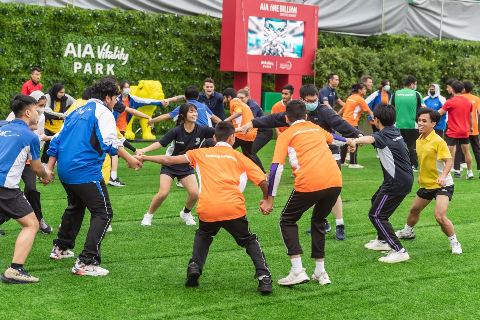 「嘉道理慈善基金會Tackling Language 聯校訓練塈同樂日」希望透過欖球課程及聯校互動交流,幫助少數族裔學生克服語言障礙,建立自信心融入多元社會。