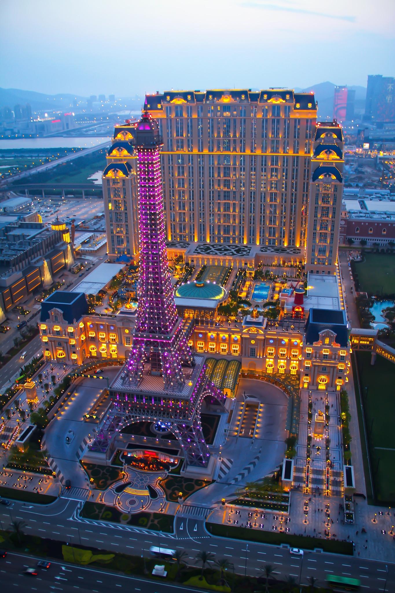 澳門巴黎人於2016年開幕,以巴黎鐵塔作為地標。