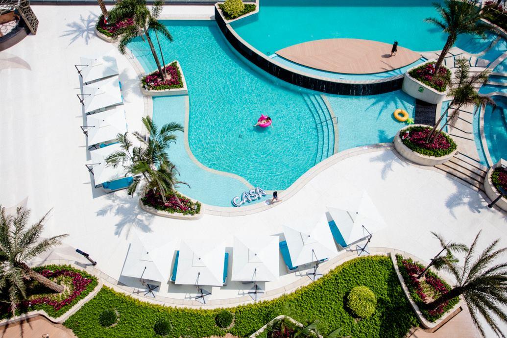 酒店設有空中花園和露天無邊際游泳池。