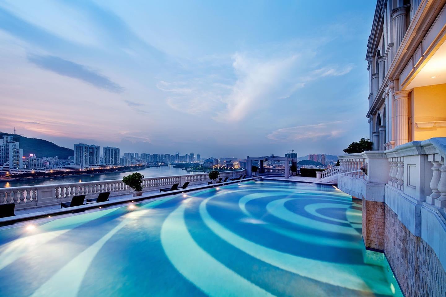 住客專屬的室外游泳池可欣賞到「一河兩岸」景致。