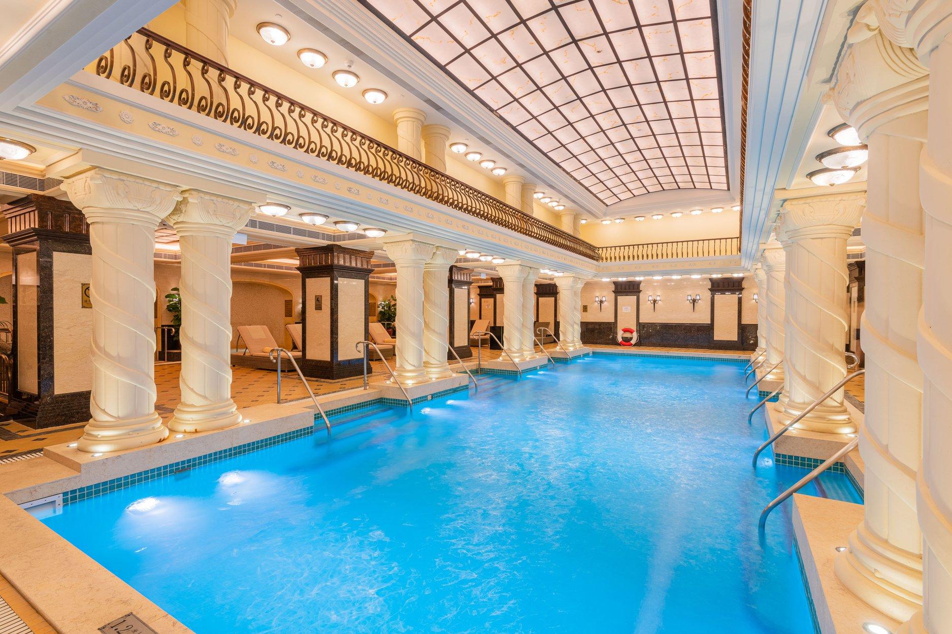 二樓設有游泳池、按摩浴缸和健身室。