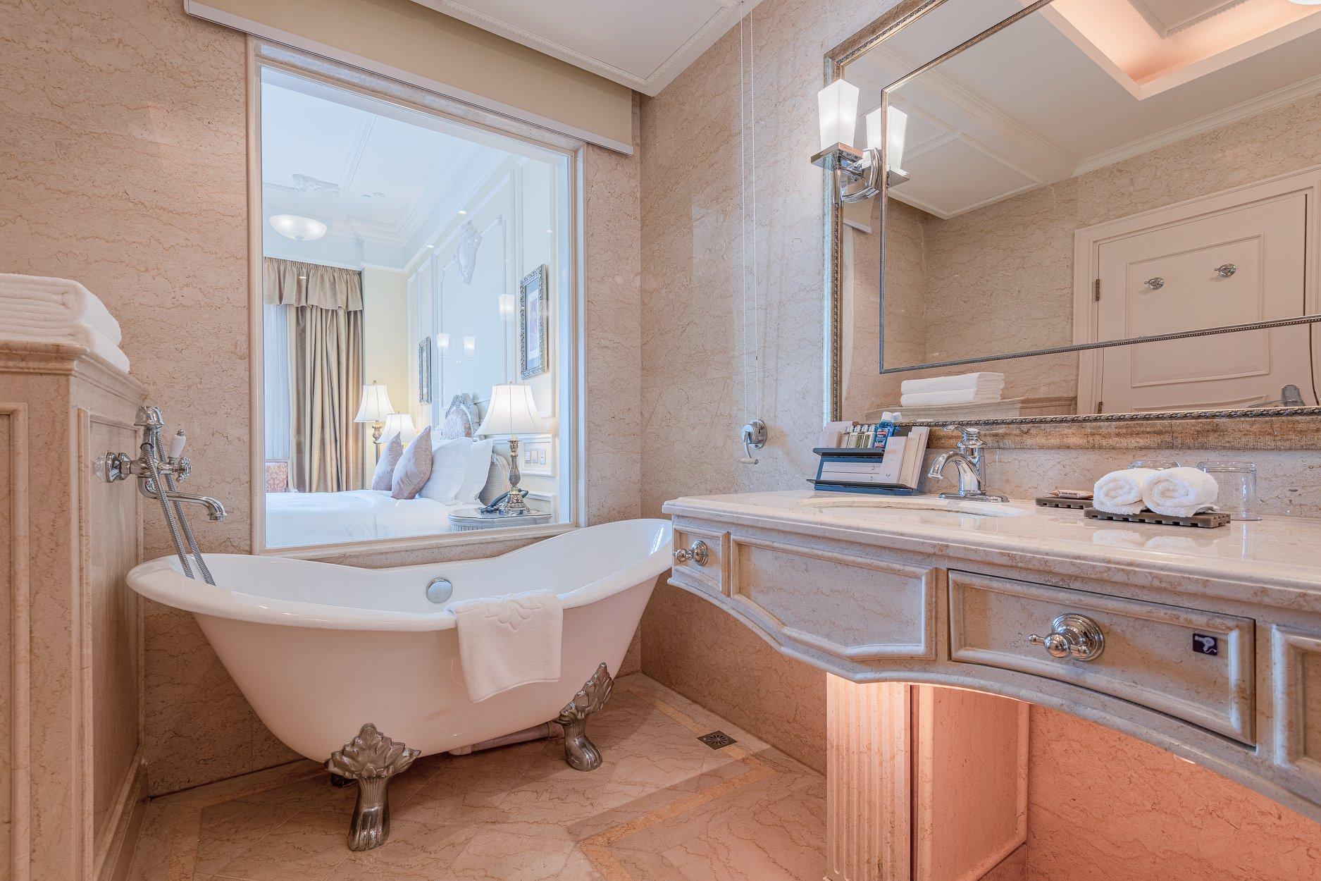 酒店有389間舒適客房及55間寬敞套房。