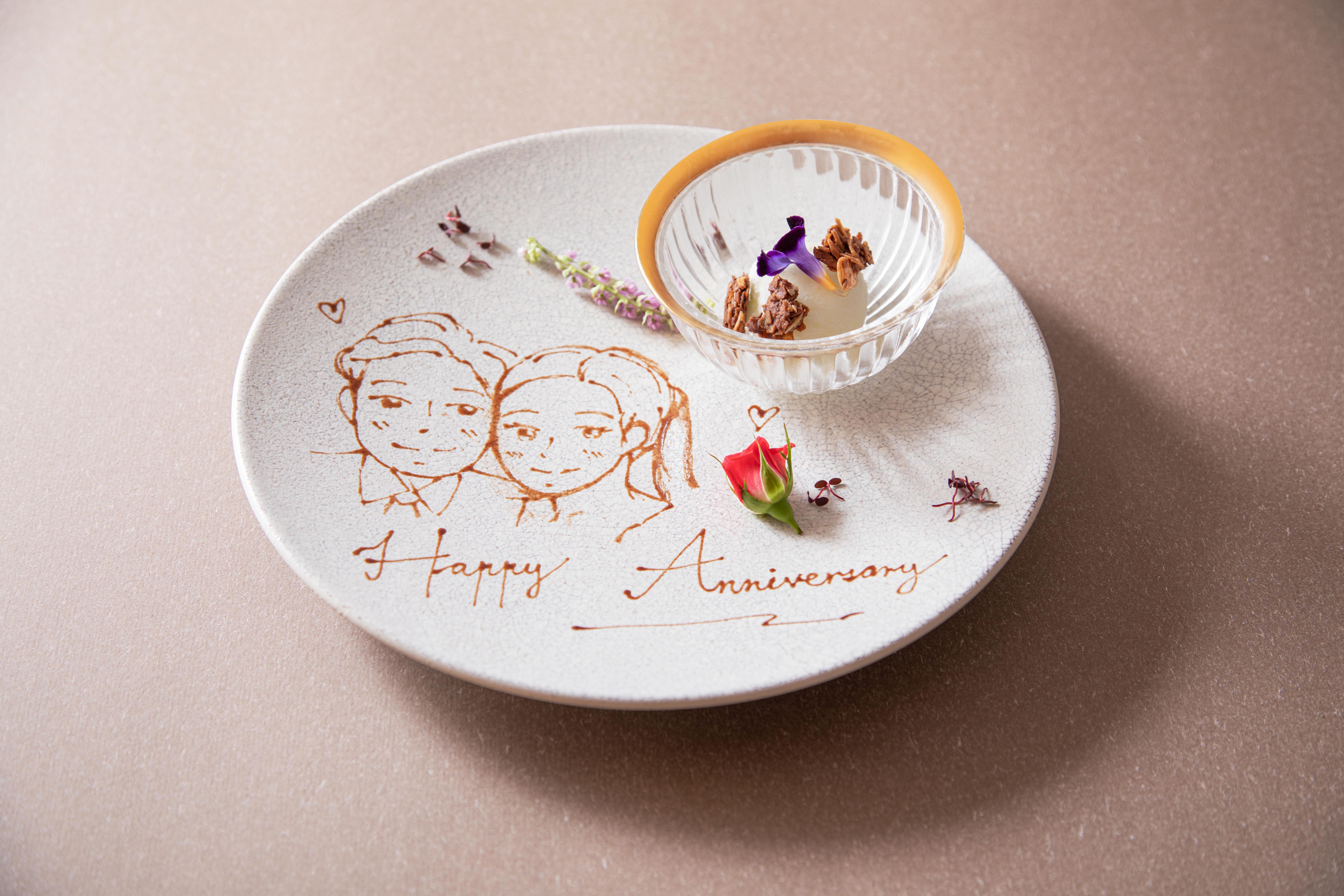 可將個人畫像及名字免費畫在甜品碟上。