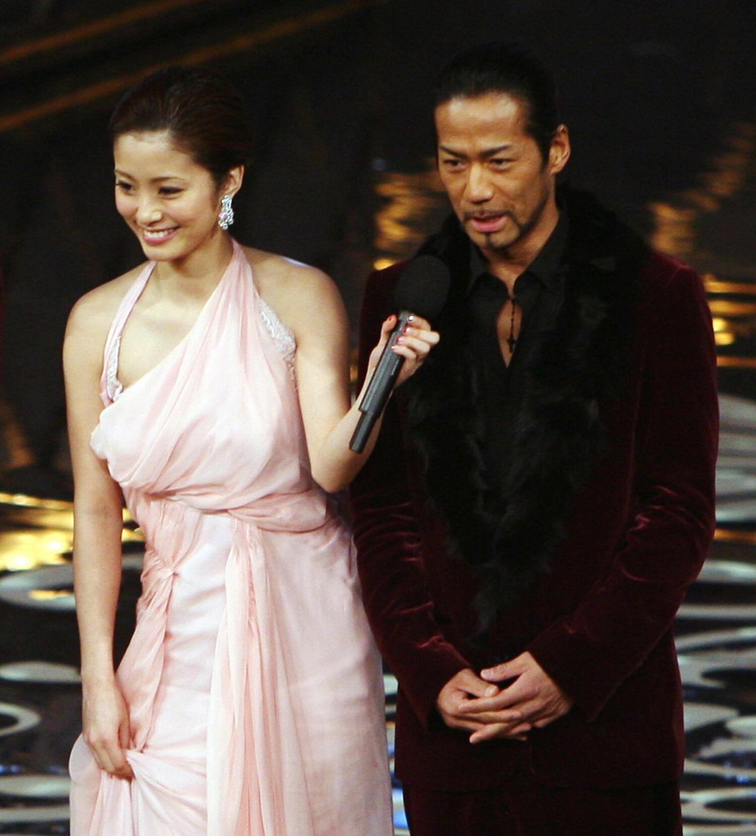 上戶彩與IRO年齡相差16載,今次再造人成功。