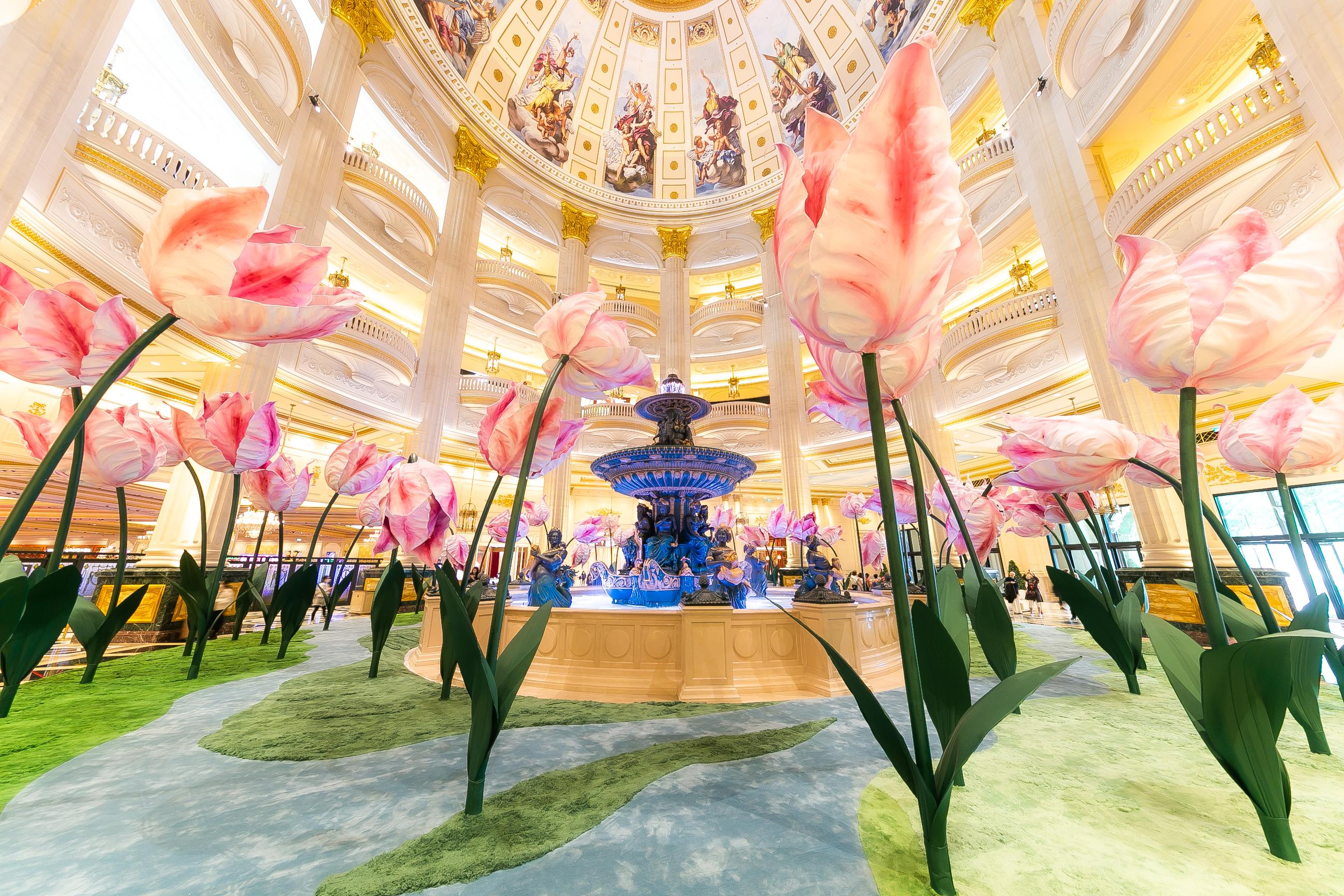 鬱金香花園內有約50朵高5米的巨型鬱金香,每朵均為人手上色,以獨一無二的姿態綻放。