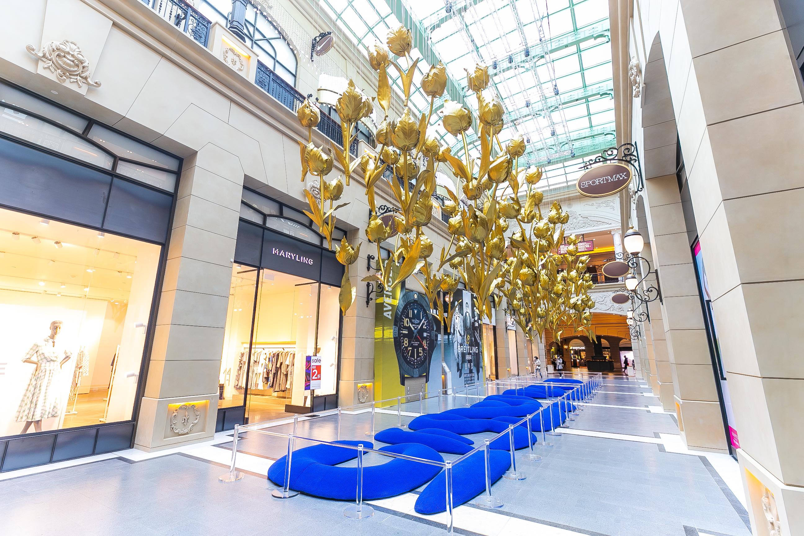 巴黎人購物中心三樓則設有漂浮在空中的金色鬱金香矩陣,貫穿20米的香榭麗舍大街。