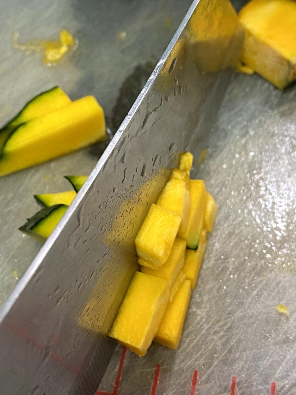 帶飯食譜│南瓜雞肉粟米有味飯做法1. 珍珠米稍浸10分鐘。南瓜連皮切小粒。