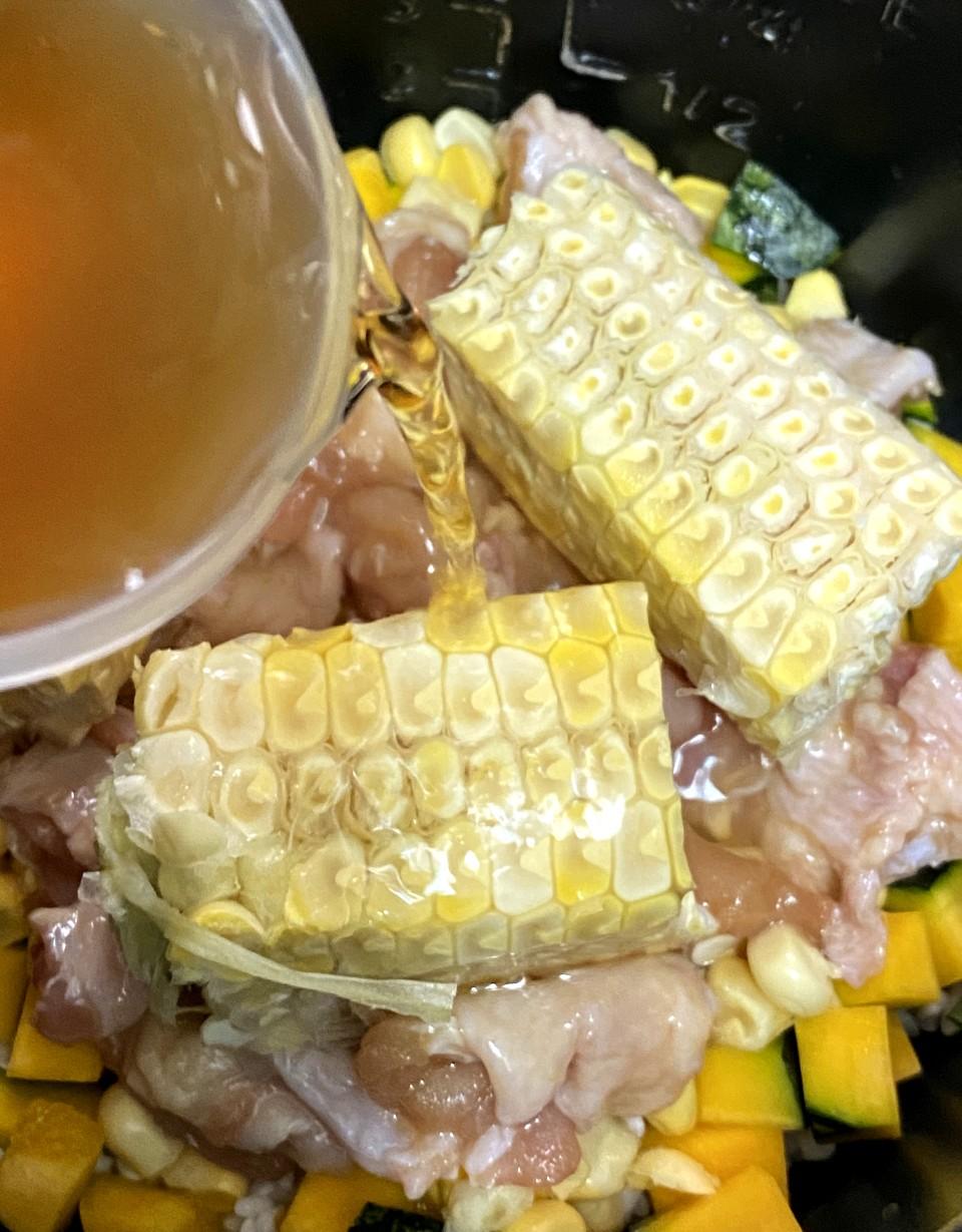 帶飯食譜│南瓜雞肉粟米有味飯做法3. 將米、南瓜、粟米和雞肉全鋪進電飯煲內鍋,加入水和醬油及味醂,按掣煮飯。待保溫壺用熱水暖好,將飯加入。另用小盒子盛放洗好的珍珠茄即可。