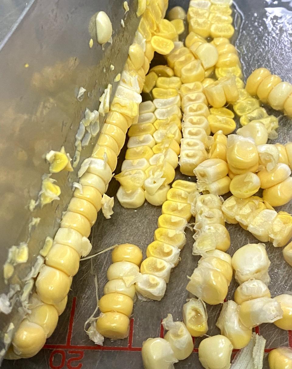 帶飯食譜│南瓜雞肉粟米有味飯做法2. 粟米切出成粒粒,粟米芯留用。雞肉切丁,加醃料略醃。