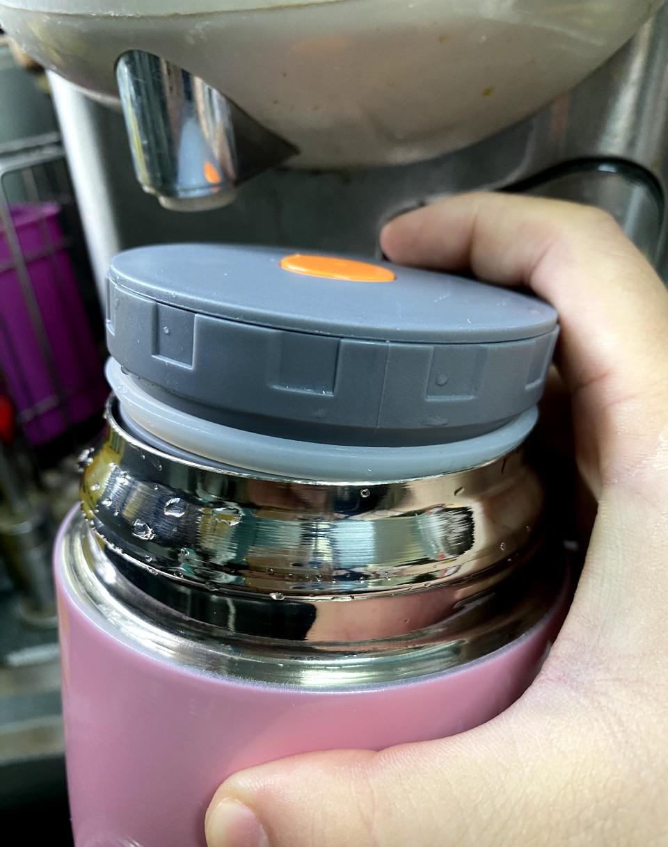 帶飯食譜│南瓜雞肉粟米有味飯做法 4.保溫壺在放飯之前要先以熱水注入,蓋上等5分鐘,讓其暖壺。