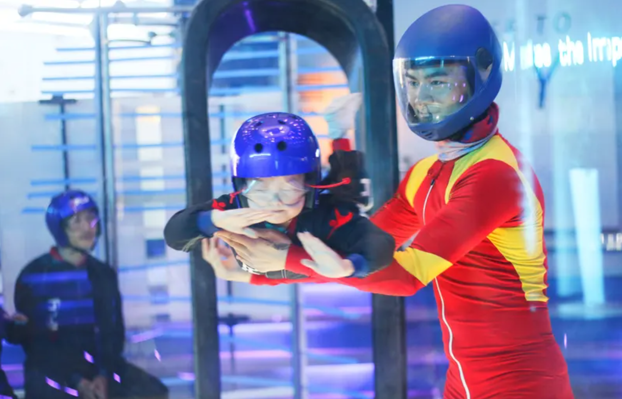 參加者在風洞內體驗室內空中跳傘