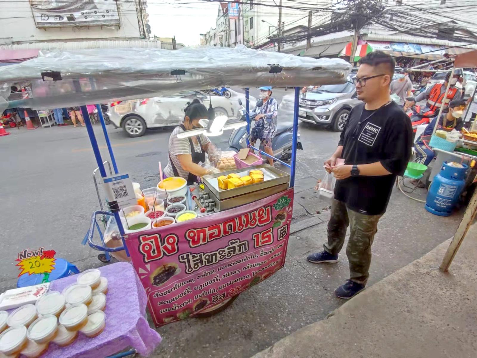 泰國人很喜歡這道小食,流沙餡甜甜的、麵包則煎到脆脆的,而麵包裡面則軟軟的,口感一流!