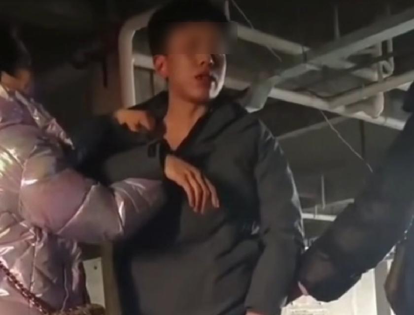 男子被要求自摑。(互聯網)