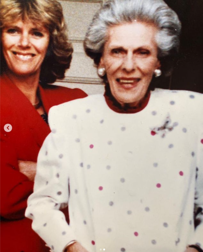 王室亦發布了王后卡米拉與母親的合照。(互聯網)