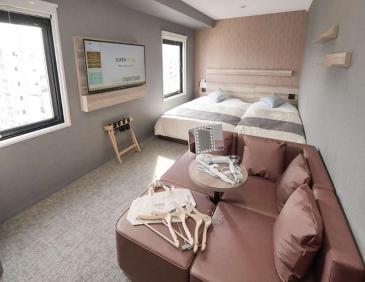 房內更有化妝檯及美顏鏡提供,還為女士準備了直髮夾,設備相當齊全。