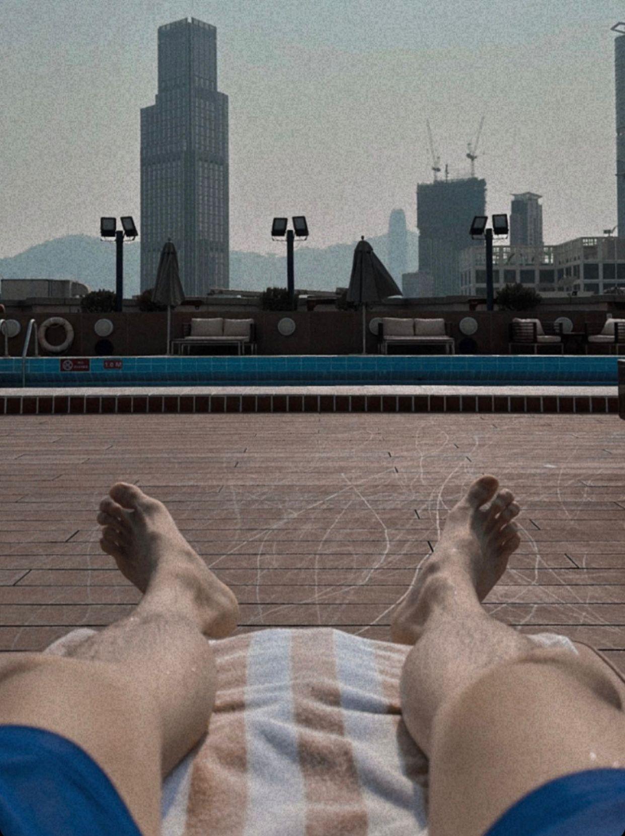 黃偉晉今日到泳池曬太陽。