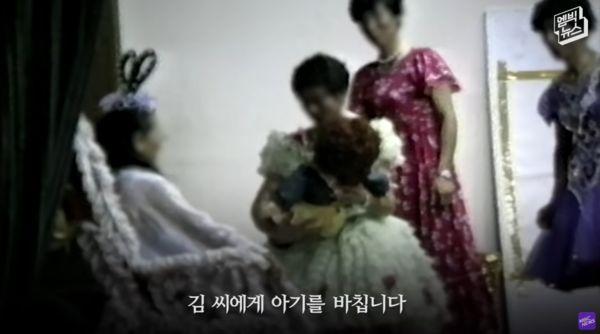 據報攝於嬰兒樂園的一幕,可見有男信徒扮成孕婦,向教主獻出洋娃娃。(互聯網)