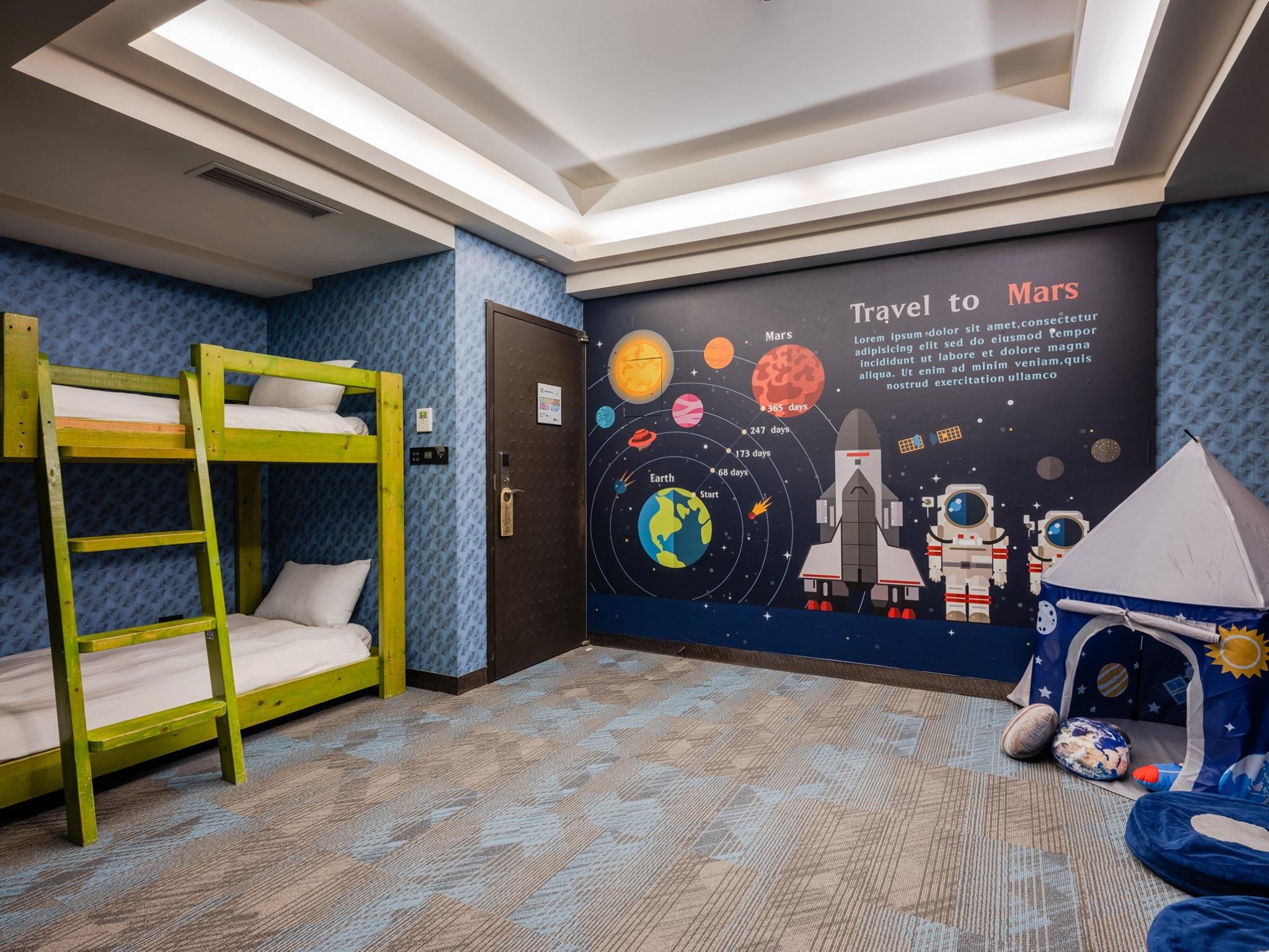 親子套房每間主題及格局各有不同,包括探險露營、太空、賽車等主題。
