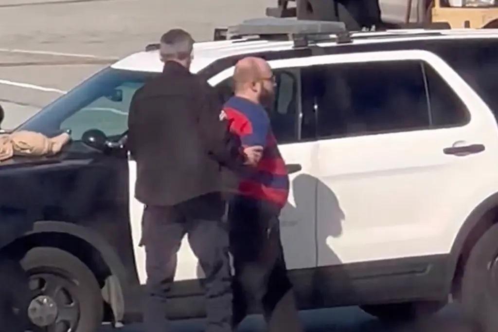 打開機艙門的男子最後被警察帶走。(Twitter圖片)